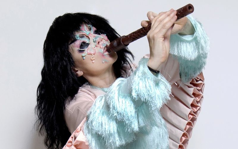 Am Anfang ihrer Karriere trat Björk noch relativ unscheinbar auf, später wurden neben futuristischen Pop-Klängen auch ausgefallene Outfits zu einem Markenzeichen der isländischen Ausnahmekünstlerin. Mal ist sie eine Libelle, dann wieder trägt sie einen Hut mit Bommeln - oder einen Schwan um den Hals. Zur Veröffentlichung ihres neuen Live-Albums "Cornucopia" am 24. Oktober zeigen wir die ausgefallensten Stücke aus dem Kleiderschrank der Sängerin.