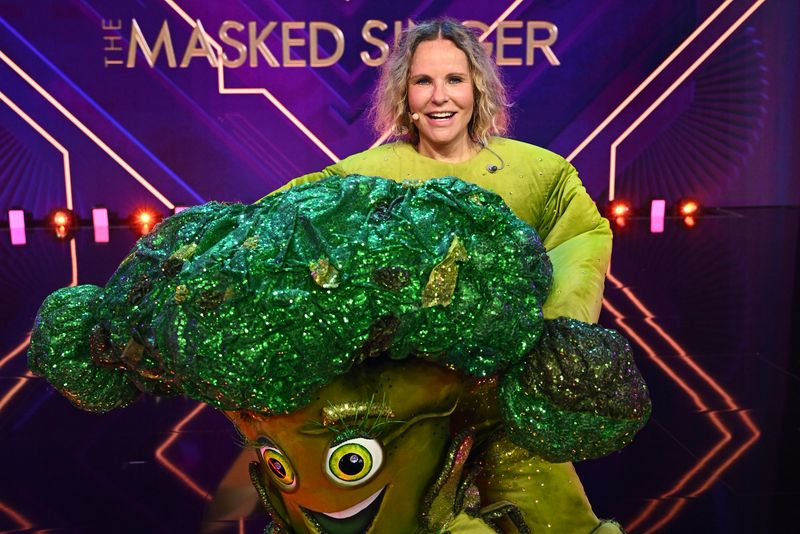 Frisch und knackig, aber trotzdem raus: Katja Burkard trat als Brokkoli bei "The Masked Singer" an und schied am Ende der Auftaktsendung aus.