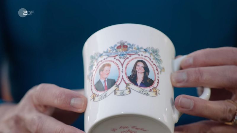 Die Tasse wurde gefertig zur Hochzeit von William und Kate - abgebildet wurde aber das Gesicht des falschen Prinzenz, Harry.