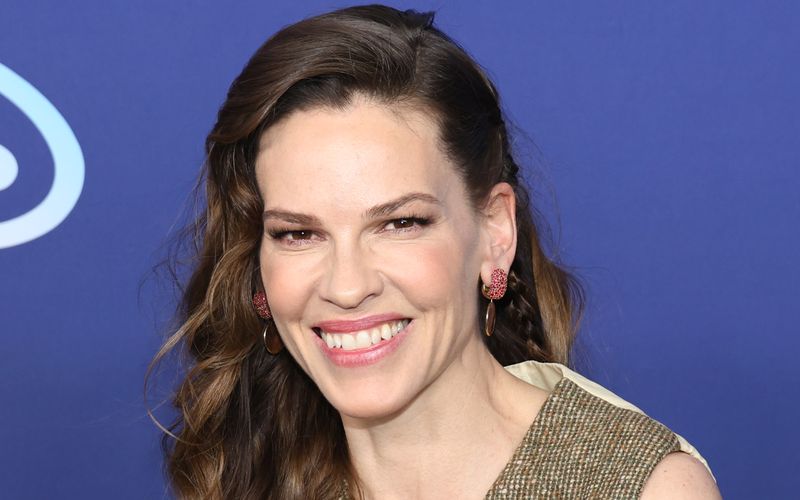 Im US-Fernsehen lüftete Hilary Swank das Geheimnis: Gemeinsam mit Ehemann Philip Schneider bekam die Oscarpreisträgerin 2023 Zwillinge - und das mit 48 Jahren. 