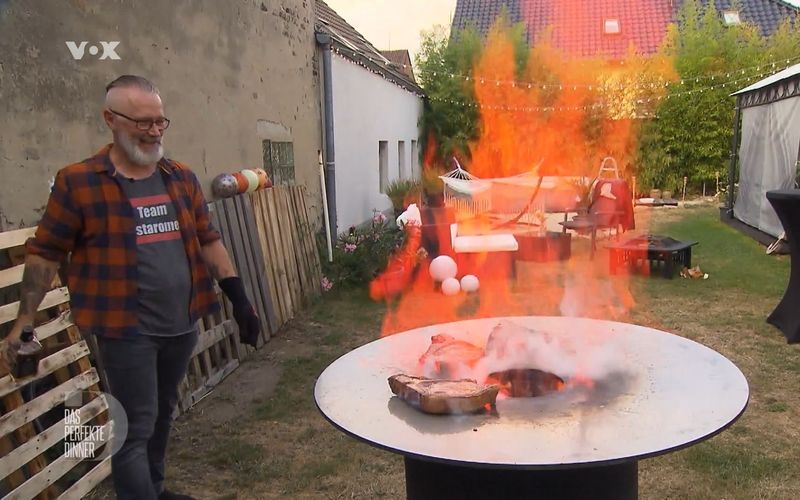 Olli lässt die Flammen in der Feuertonne tanzen, denn für ihn ist Grillen "Rock'n'Roll".
