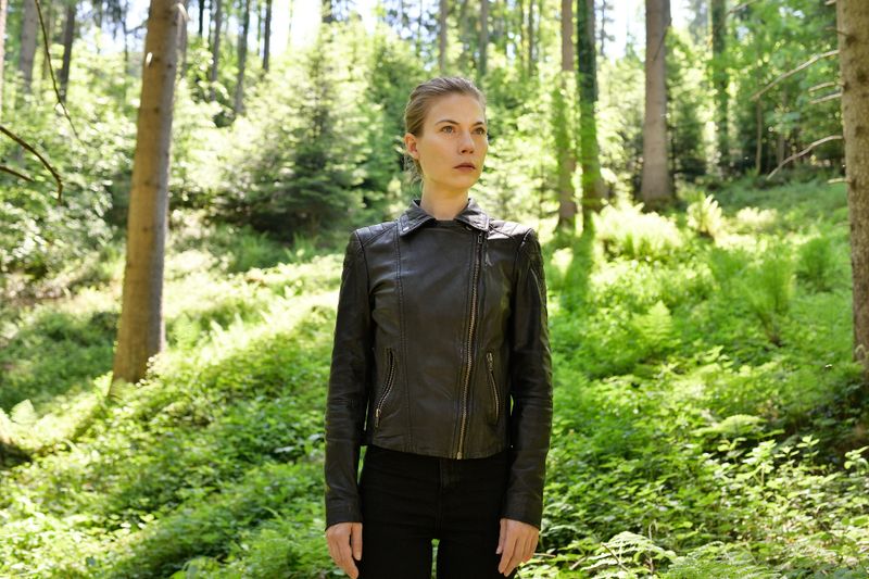 Hannah Zeiler (Nora Waldstätten) sucht im Wald nach Spuren. Ein Wolf weist ihr den Weg.