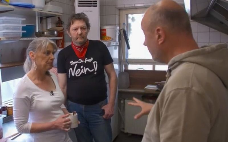 "Bevor du fragst: Nein!" Den T-Shirt-Aufdruck von Wirt Hartmut fasst Frank Rosin als blanke Provokation auf. Es kommt zum Eklat.