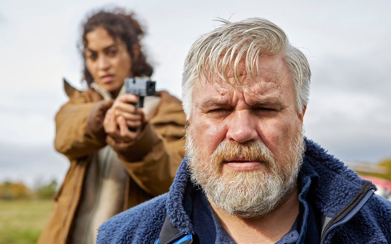 Wochenendspaß hatte sich Frank Koops (Aljoscha Stadelmann) vom Überlebenstraining ohnehin nicht erwartet. Dass Zarah (Sabrina Amali) ihn als Geisel nimmt, nimmt der Ermittler vergleichsweise unaufgeregt zur Kenntnis.