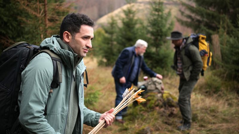 Adam (Hassan Akkouch, links), der unter dem Namen Tom am Überlebenstraining teilnimmt, ist gut ausgebildet, aber ein Heißsporn.