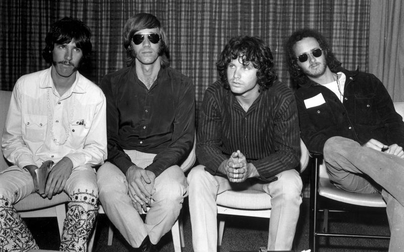 Mit etwa 100 Millionen verkauften Platten landen The Doors auf Platz 20 - und das, obwohl die Band nur acht Jahre lang existierte. Die Doors hatten aber natürlich auch mehr zu bieten als "nur" gute Musik: Der 1971 verstorbene Frontmann Jim Morrison (dritter von links) gilt bis heute als eine der größten Rock-Ikonen aller Zeiten.