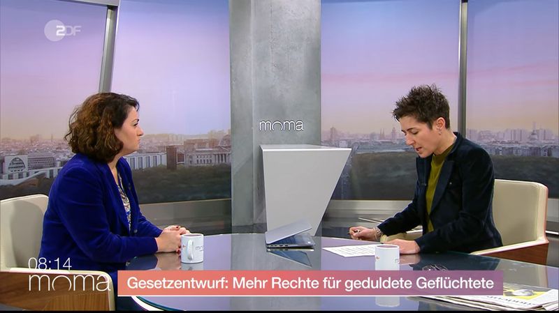 ZDF-Moderatorin Dunja Hayali (rechts) konfrontierte Kaddor auch mit Kritik am Gesetzesentwurf.
