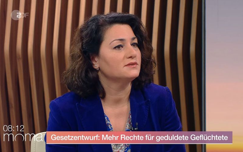 Die innenpolitische Sprecherin der Grünen, Lamya Kaddor, erklärte im ZDF-"moma" die Idee hinter dem Chancen-Aufenthaltsrecht.