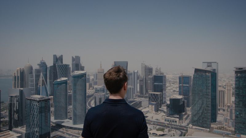 Die Skyline von Doha, der Hauptstadt von WM-Gastgeber Katar, ist beeindruckend. Doch was entdeckte Sportmoderator Jochen Breyer hinter der Fassade? Die ZDF-Primetime-Doku "Geheimsache Katar" förderte Interessantes zutage.