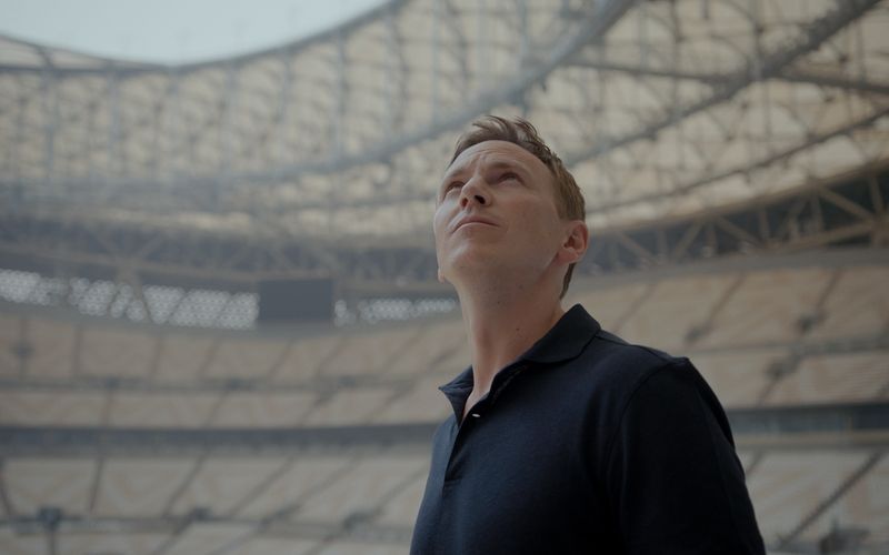 Für die Doku "ZDFzeit: Geheimsache Katar" war Sportmoderator Jochen Breyer im Gastgeberland der Fußball-WM 2022 unterwegs.