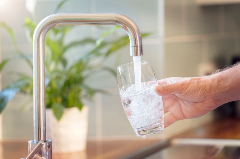 Leitungswasser sollte zuerst kühl aus der Leitung fließen, bevor es zum Trinken oder Kochen verwendet wird.