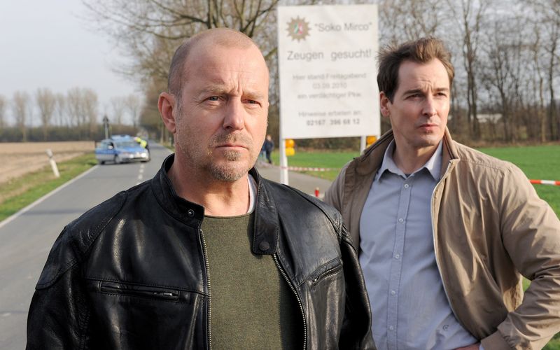 Ingo Thiel (Heino Ferch, links) und Mario Eckartz (Felix Kramer) ermitteln im Fall des vermissten Jungen Mirco. Auf der Suche nach Zeugen, die vielleicht zum Tatzeitpunkt an der Stelle waren, wo das Kind zum letzten Mal gesehen wurde, stoßen die Polizeibeamten an ihre Grenzen.