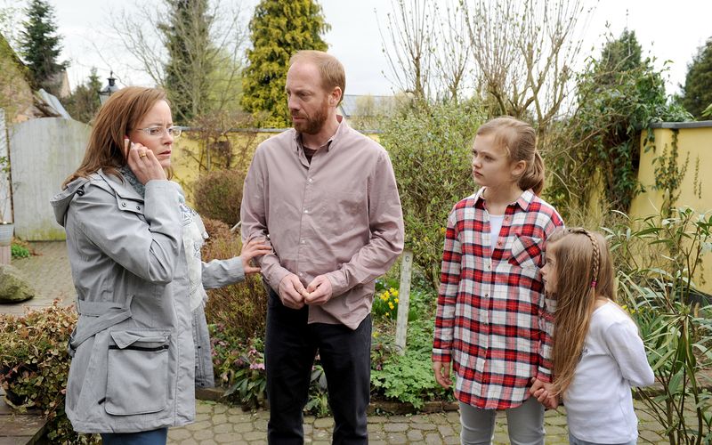 Weder Sandra (Silke Bodenbender, links) und Reinhard Schlitter (Johann von Bülow), noch ihre Töchter Eva (Letizia Caldi, zweite von rechts) und Lisa (Lilith Serger) können Mirco am Morgen im Haus finden. Unruhe macht sich breit.