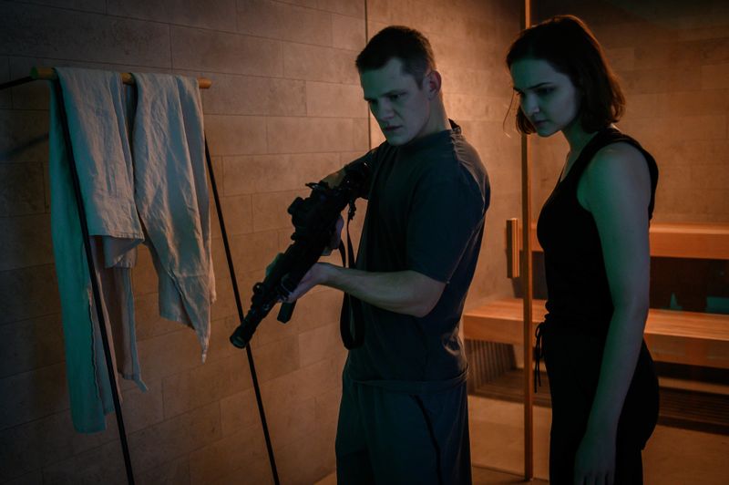 Alex (Max von der Groeben) und seine Freundin Leyla (Lisa Vicari) suchen Unterschlupf bei den Hellströms. Sie trauen der angeblichen Sicherheit des Hauses nicht.