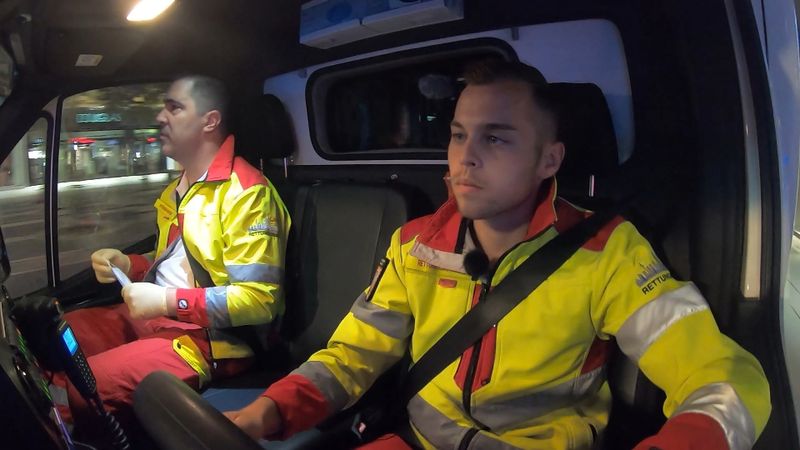 Die Kamerateams begleiten die Rettungskräfte auch auf kräftezehrenden Nachtschichten.