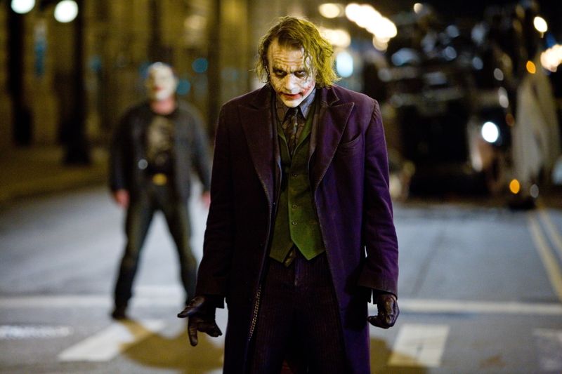 Der Joker (Heath Ledger), der permanent grinsende Anarchist, sorgt für Chaos in Gothams Straßen: Angst und Schrecken machen sich breit. Wer kann ihn aufhalten?