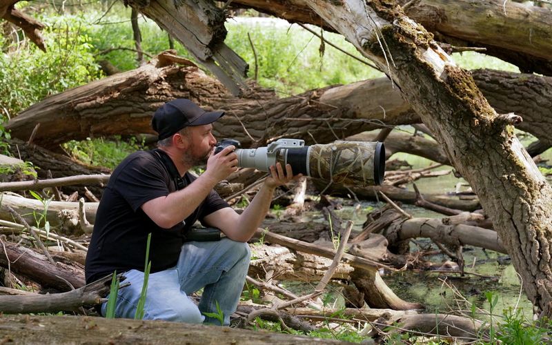 In der Dokumentation "Hüter der Wildnis - Unterwegs mit Artenschützern" werden Menschen vorgestellt, die gegen das Artensterben in der Wildnis vorgehen. So wie Richard Katzinger, der in seiner Freizeit Vögel beobachtet.