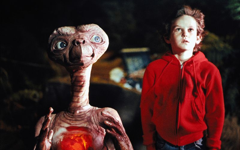 Sie berührten die Herzen: Elliott (Henry Thomas) und E.T. aus dem Film "E.T. Der Außerirdische", der am 9. Dezember 1982 in die westdeutschen Kinos kam. 