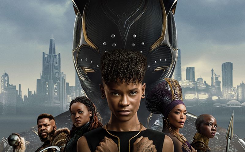 Nach dem Tod von König T'Challa alias Black Panther müssen andere Wakandaner (beziehungsweise Wakandanerinnen) große Verantwortung übernehmen, allen voran seine jüngere Schwester Shuri (Letitia Wright, Mitte).