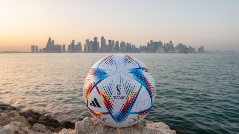Jetzt ist es doch soweit: Der (offizielle) FIFA WM-Ball rollt in Katar. Vom Sonntag, 20. November, bis zum Endspiel am Sonntag, 18. Dezember, kämpfen 32 Mannschaften um den Weltmeister-Titel im umstrittenen Wüstenstaat.