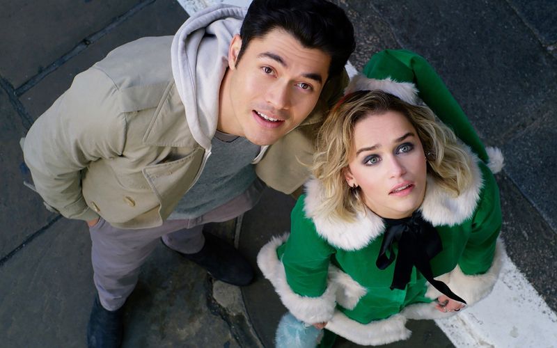 "Schau nach oben", empfiehlt der mysteriöse Tom (Henry Golding) dem Weihnachtself Kate (Emilia Clarke).