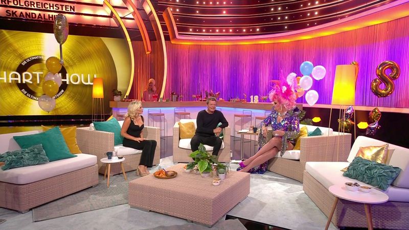 Unter anderem begrüßt Oliver Geissen Reality-Star Evelyn Burdecki (links) und Olivia Jones auf der Couch, um über die erfolgreichsten Skandal-Hits zu plaudern.