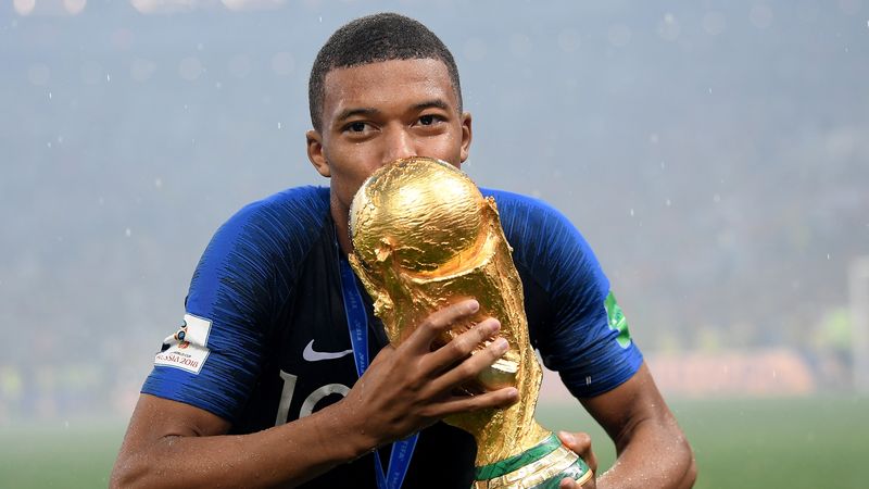 2018 wurde Kylian Mbappé mit Frankreich Weltmeister. Wer diesmal um den Pokal ins Rennen geht, erfahren Sie im Video.