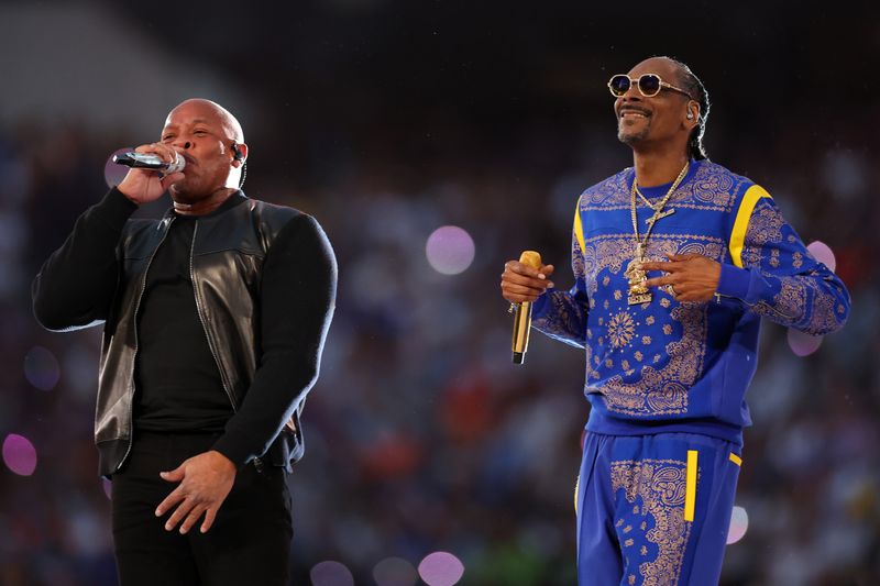 Dr. Dre (rechts) und Snoop Dogg performten nicht nur gemeinsam während der Super-Bowl-Halbzeitshow im Februar, sondern arbeiten aktuell auch an einem neuen Album.