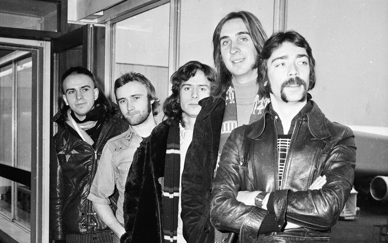 Genesis galten in den frühen 70er-Jahren als eine der wichtigsten Bands der britischen Progrock-Szene - und waren der Ausgangspunkt für gleich zwei erfolgreiche Karrieren: Sowohl Phil Collins (zweiter von links) als auch Peter Gabriel (links) wurden auch solo erfolgreich. Grund genug, einen Blick darauf zu werfen, welche Frontmänner und -frauen sich ebenfalls als Solokünstlerinnen und -künstler etablieren konnten ...