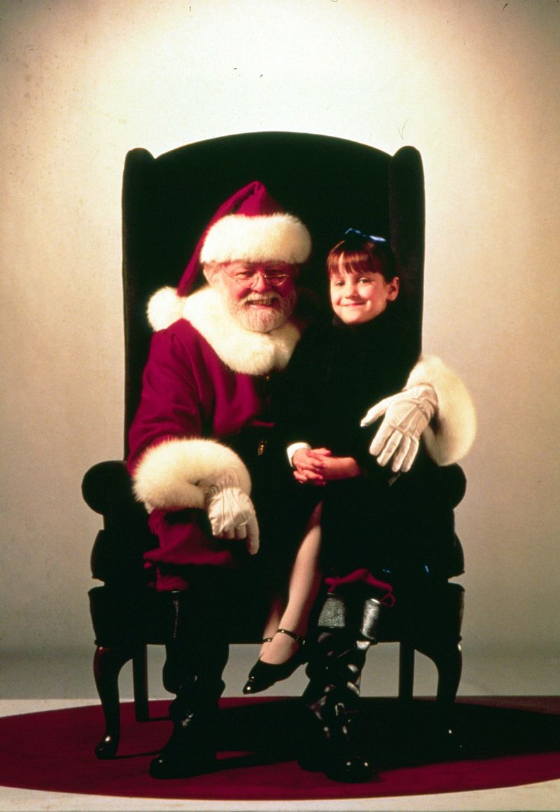 "Das Wunder von Manhattan" ist eine Hommage an das Fest der Liebe: Kriss Kringle (Richard Attenborough) behauptet in dem Klassiker, der echte Weihnachtsmann zu sein. Die sechsjährige Susan (Mara Wilson) glaubt zwar nicht an den Weihnachtsmann, kann dem Charme des bärtigen Mannes jedoch nicht widerstehen.