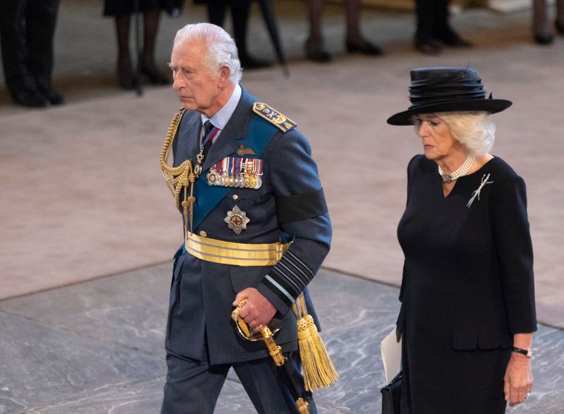 König Charles III. und seine Frau Camilla, die heutige Queen Consort, mussten schon viele schwere Stunden meistern. Zuletzt, als sie die langjährige Monarchin Elizabeth II. am 19. September zu Grabe trugen. 