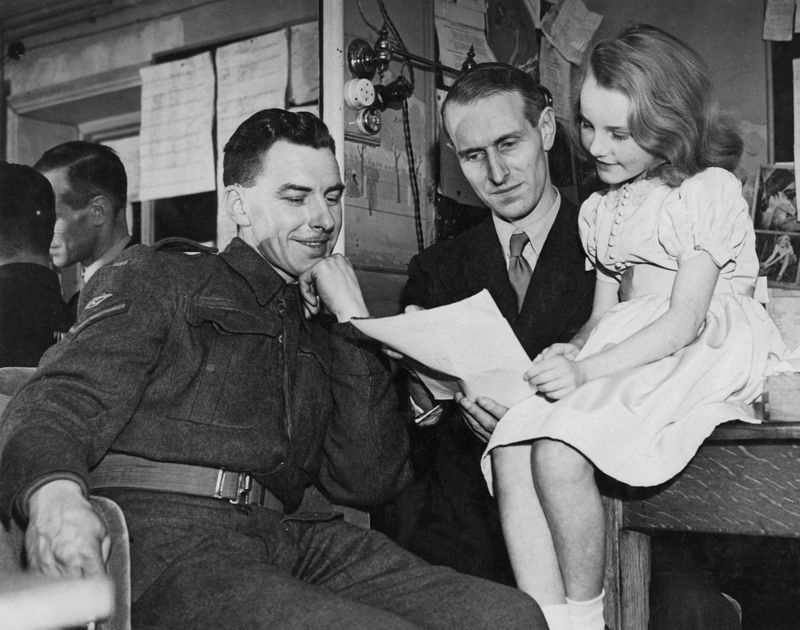 Im Zweiten Weltkrieg war Petula Clark ein Kinderstar - und ihr Vater (links) ihr Manager.