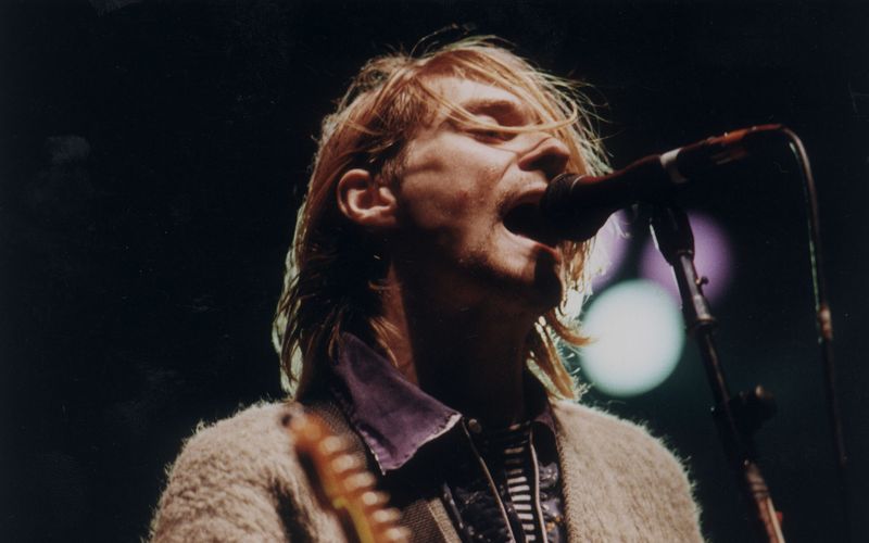 Eine Gitarre, die Kurt Cobain einst auf der Bühne zerschmettert hatte, wurde für eine knappe halbe Million US-Dollar versteigert.