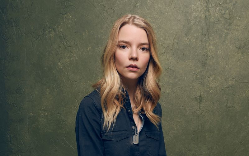 Anya Taylor-Joy kam am 16. April 1996 in Miami als Tochter einer Sambierin und eines Argentiniers zur Welt. Ihre Jugend verbrachte das jüngste von sechs Geschwistern in London und Buenos Aires.