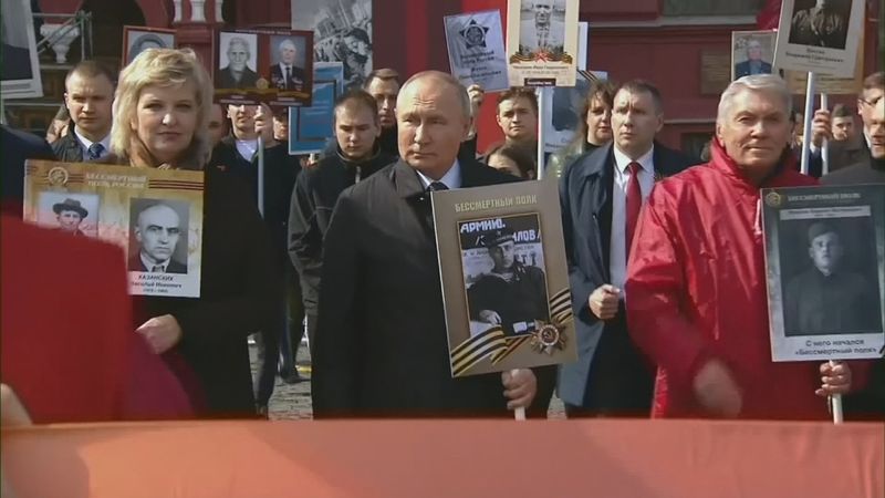 Volksnaher Kriegsherr: Auch Präsident Putin (Mitte) erinnerte am Tag des Sieges über Nazi-Deutschland an seinen Vater als Soldaten.