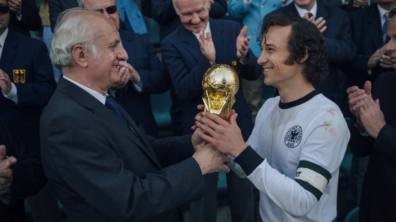 Franz Beckenbauer (Klaus Steinbacher) ist auf dem Höhepunkt seiner Karriere: Als Kapitän der deutschen Nationalmannschaft darf er 1974 den WM-Pokal in die Höhe stemmen.