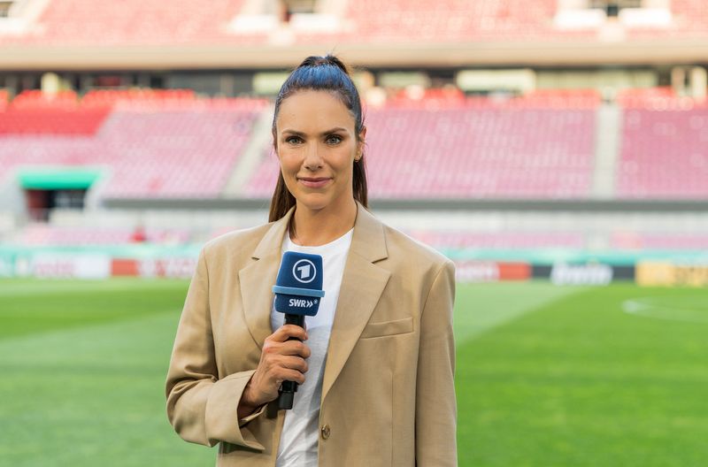 Bei Sky wurde sie als Fußballmoderatorin bekannt, später präsentierte sie die samstägliche TV-Institution zum runden Leder: Die gebürtige Berlinerin Esther Sedlaczek übernahm im August 2021 die Moderation der "Sportschau" im Ersten, außerdem moderiert sie "Blickpunkt Sport" im BR-Fernsehen. Nun meldet sie sich aus den katarischen Stadien.