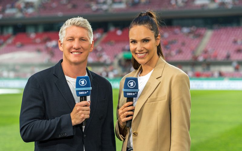 Moderatorin Esther Sedlaczek und Experte Bastian Schweinsteiger berichten für die ARD vom WM-Turnier.