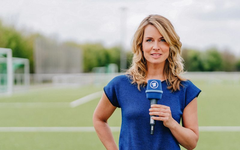 Jessy Wellmer springt für ihren erkrankten Kollegen als Moderatorin der ARD-Übertragung der Fußball-WM ein. 