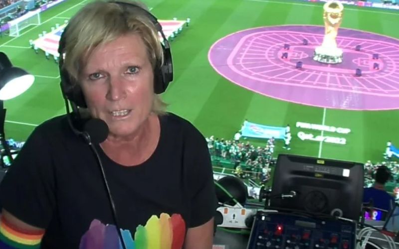 ZDF-Reporterin Claudia Neumann setzte am Montagabend beim Spiel der USA gegen Wales (1:1) auf ihre Weise ein Zeichen: mit einem großen Herz auf dem Shirt und eine Armbinde in Regenbogenfarben. 