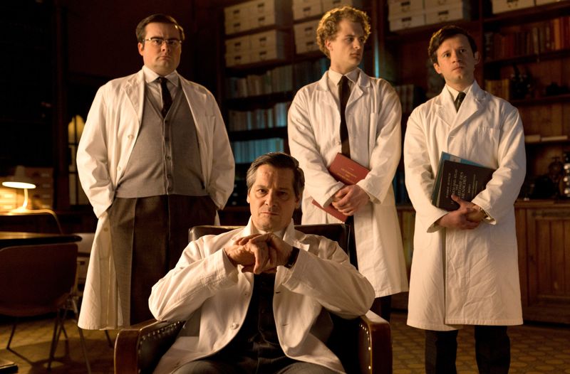 Professor Kohlfeld (Fritz Karl, vorne) bevorzugt es, mit männlichen Jungärzten wie Aigner (Thimo Meitner, rechts), Martinek (Damian Thüne, links) und Gold (Justus Czaja) zusammenzuarbeiten.
