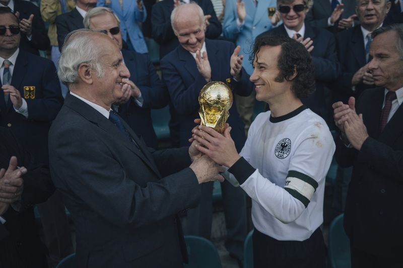 Nachdem Gerd Müller Deutschland zum Titel schoss, nimmt Franz Beckenbauer (Klaus Steinbacher, rechts) den WM-Pokal entgegen. - Sky hat das Leben des Kaisers verfilmt. Es geht um die Jahre 1963 bis 1990.