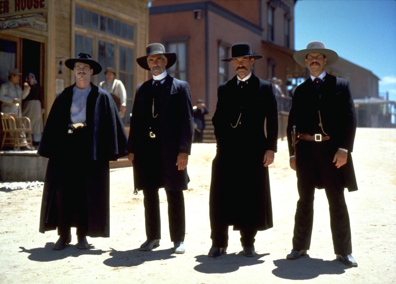 Wyatt Earp (Kurt Russell, zweiter von rechts) und seine Männer sagen den Gesetzlosen in Tombstone den Kampf an. Von links: Doc Holliday (Val Kilmer), Virgil Earp (Sam Elliott) und Morgan Earp (Bill Paxton).