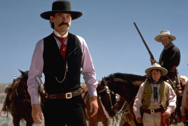 Wyatt Earp (Kurt Russell) wird von den Bewohnern von Tombstone gebeten, für Recht und Ordnung zu sorgen.