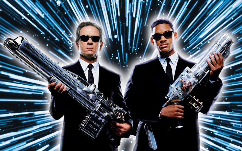 Die Agenten K (Tommy Lee Jones, rechts) und J (Will Smith) nehmen in "Men in Black" mit Superwaffen den Kampf gegen eine feindselige Alien-Kakerlake auf.