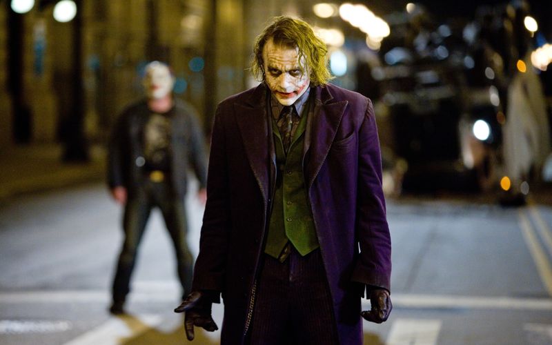 Der Joker (Heath Ledger), der permanent grinsende Anarchist, sorgt in "The Dark Knight" für Chaos in Gothams Straßen: Angst und Schrecken machen sich breit. Wer kann ihn aufhalten?