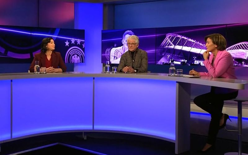 Hatice Akyün und Marcel Reif diskutieren mit Sandra Maischberger (rechts) die Geste der DFB-Elf. 