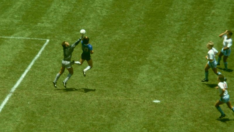 "Es war der Kopf Maradonas und die Hand Gottes": Im Viertelfinale 1986 gegen England erzielte Diego Maradona das wohl bekannteste irreguläre Tor der WM-Geschichte. Beim Führungstor beförderte Maradona den Ball regelwidrig per Handspiel über Torwart Peter Shilton. Alle Beschwerden der Engländer verpufften, Argentinien siegte 2:0 und wurde später Weltmeister.