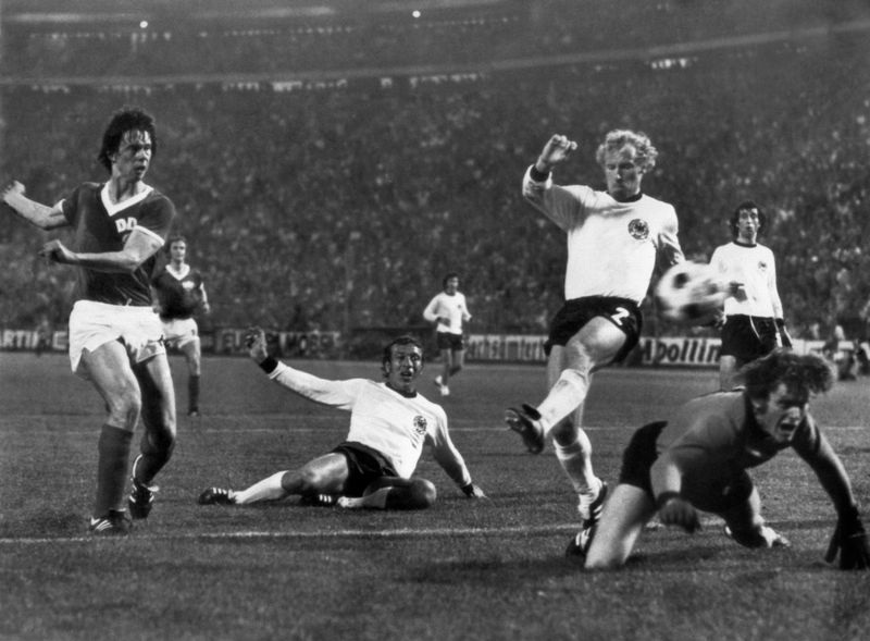 22. Juni 1974, Hamburger Volksparkstadion: Das erste und einzige Mal in der WM-Geschichte kam es zum innerdeutschen Duell BRD gegen DDR. Mit seinem Treffer zum 1:0-Sieg markierte Jürgen Sparwasser (links) in Minute 77 das entscheidende Tor für die DDR. Trotz der riesigen Enttäuschung rappelten sich Sepp Maier (rechts) und Co. auf - und krönten sich später mit einem 2:1-Sieg gegen die Niederlande zum Weltmeister beim Heimturnier.