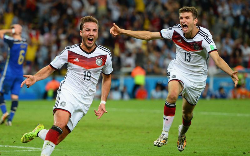 Minute 113, Maracanã-Stadion, Rio de Janeiro: Mit einem technisch genialen Tor schoss Mario Götze die deutsche Nationalmannschaft am 13. Juli 2014 zum vierten WM-Titel. Welche Momente noch in die WM-Geschichte eingingen, erfahren Sie auf unserer Zeitreise durch die Fußballhistorie.